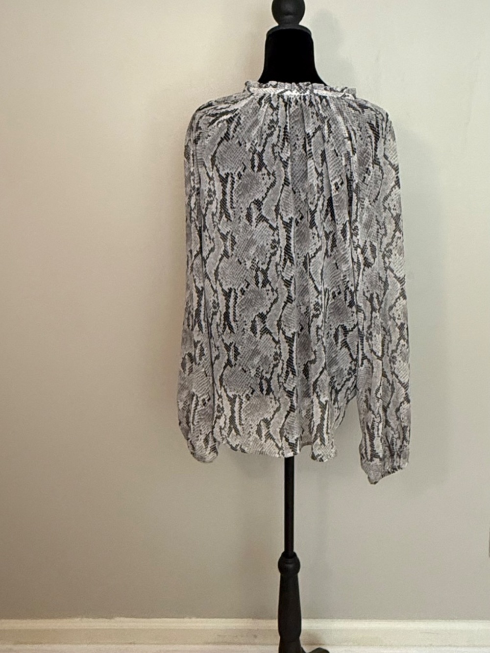 Express Python Print Blouse - Picture 2 of 7
